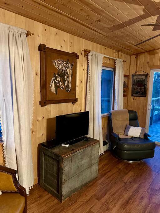 Beautiful & Peaceful Cabin W/ Deck Garden & Fire-Pit マーフィ エクステリア 写真