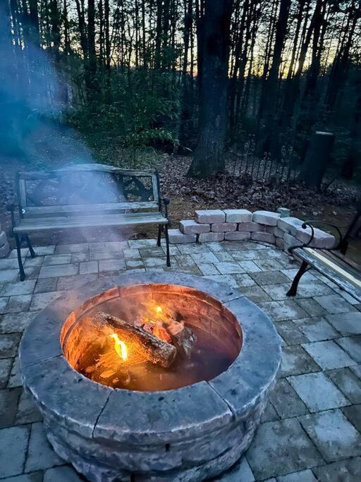 Beautiful & Peaceful Cabin W/ Deck Garden & Fire-Pit マーフィ エクステリア 写真